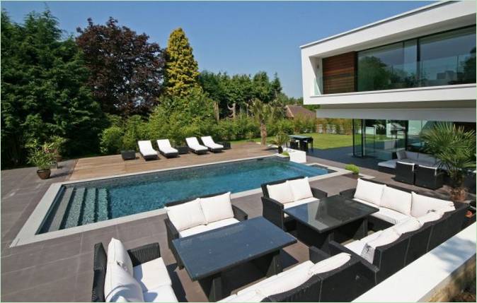 Lounge ved poolen i Oxted House, England