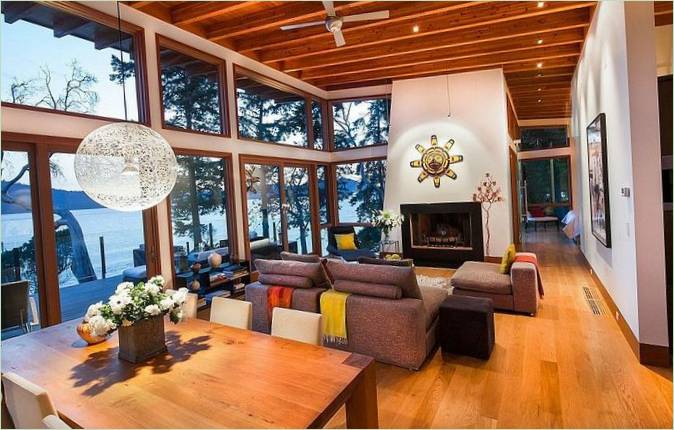 Saturna Island Retreat - Interiør i stuen med panoramavinduer