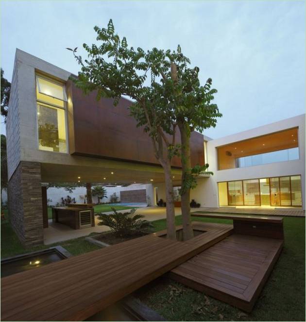 Aftenbelysning af La Planicie House i Peru