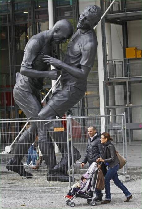 Statue af en rasende Zidane i Centre Pompidou i Paris