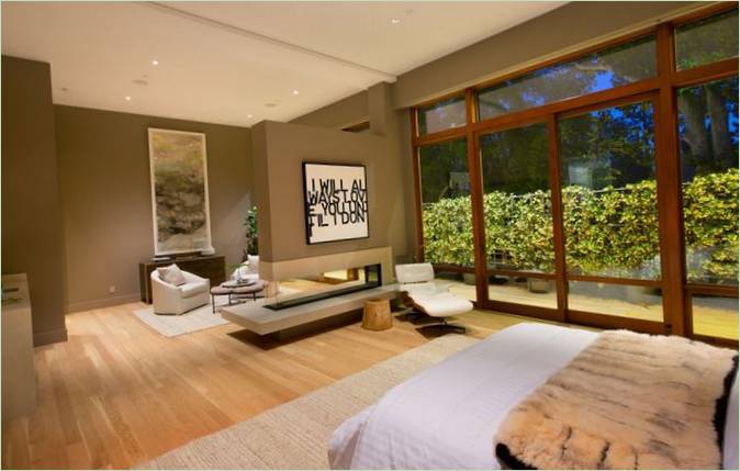 Moderne pejs i et soveværelse i en villa i Los Angeles