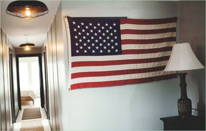Lyst interiør i hytten: amerikansk flag på væggen