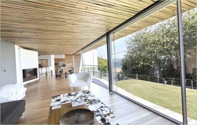 Dezanove House moderne hus af A Pobra do Caramiñal & Iñaki Leite, Spanien