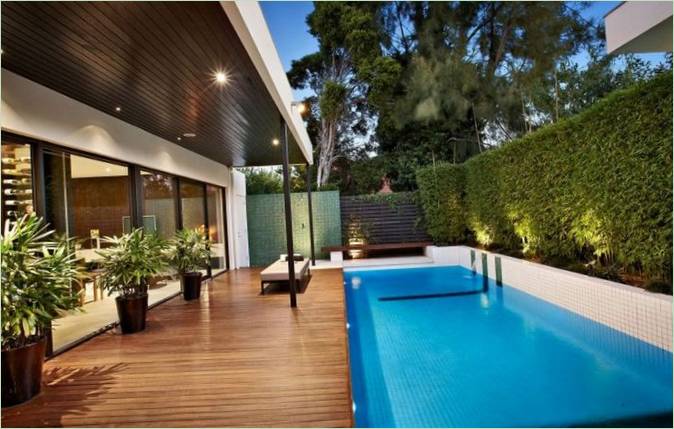 Swimmingpool i gården ved privat hus