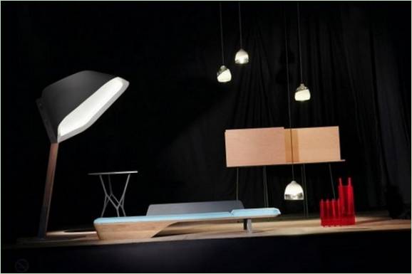Lav en sammensætning af hverdagsgenstande: bordlampe, hængelamper, åbent bord, træsofa og skrivebord