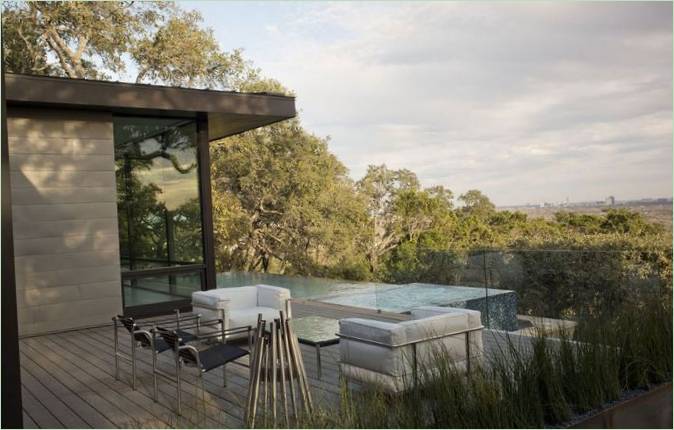 Residensets terrasse ved poolen