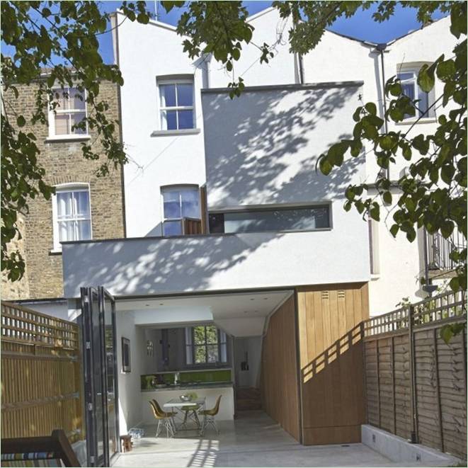 Den udendørs terrasse i dette hus i London af Neil Dusheiko