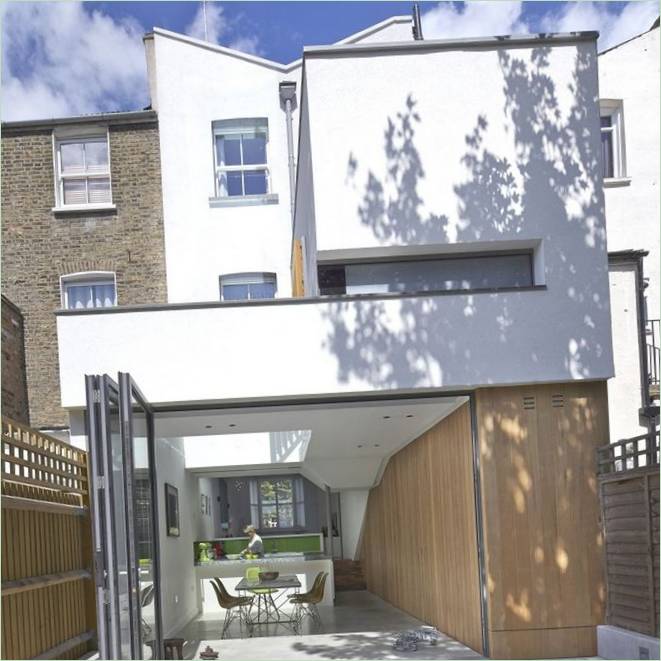 Den udendørs terrasse i et hus i London af Neil Dusheiko