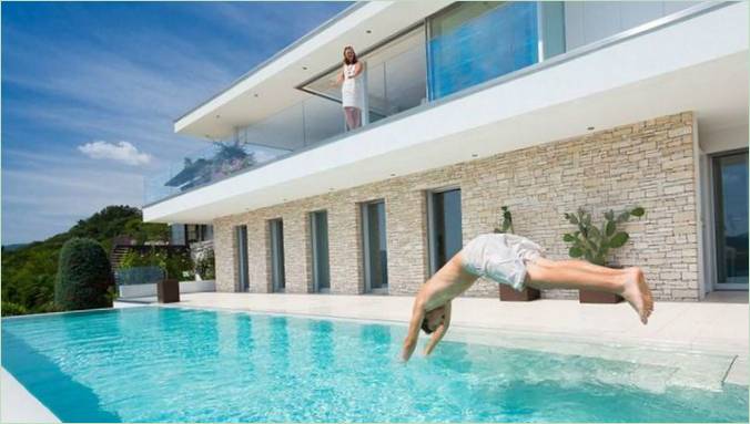 Afslapning i poolen i Fillip Architekten-villaen