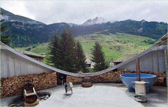 Udsigt over enge i alperne fra det underjordiske ovale hus i Schweiz