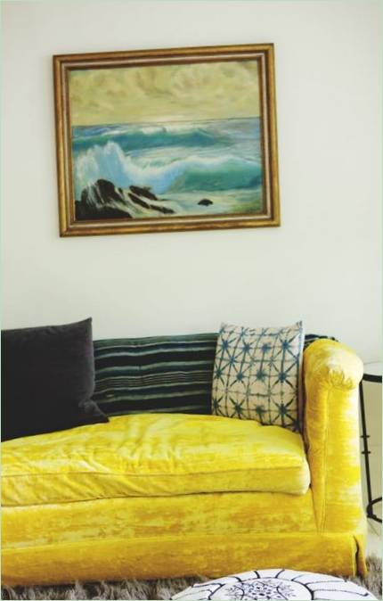 Lyst sommerhus interiør: gul sofa