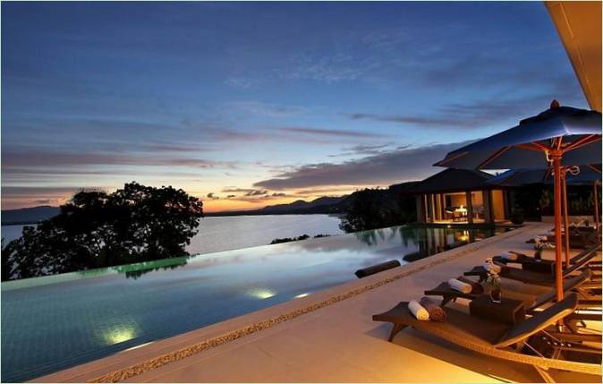 Villa Padma med aftenbelysning