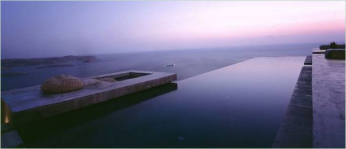 Swimmingpool om aftenen
