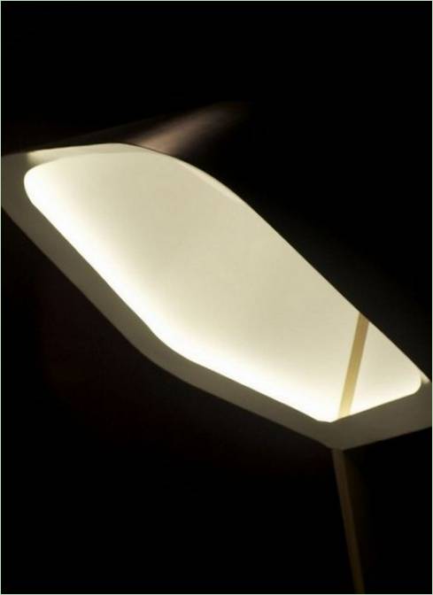 Sammensætning af hverdagsgenstande: bordlampe