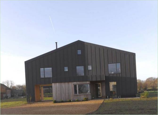 Mørk facade på et fritliggende hus i England