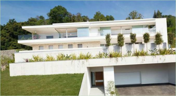 Det snehvide ydre af en villa fra Fillip Architekten