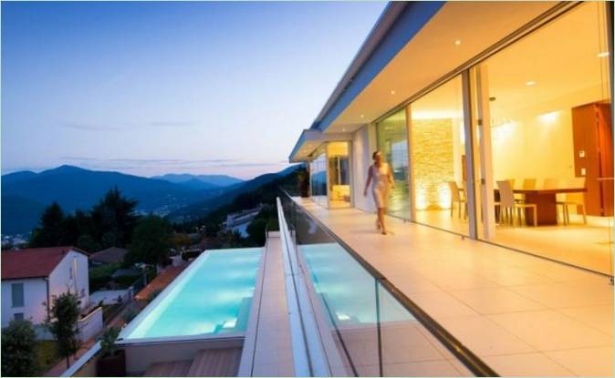 Aftenbelysning af balkonen i en villa fra Fillip Architekten