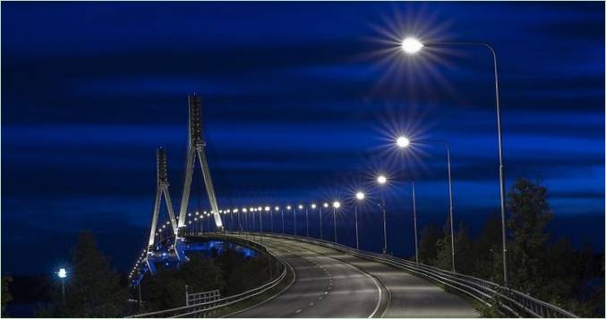Kørsel på broen fra motorvejen