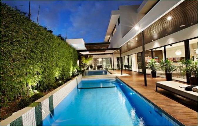 En swimmingpool i et privat hjem