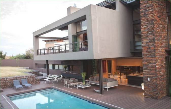 Poolterrasse på Duk Meyersdal-familiens hjem i Johannesburg, Sydafrika