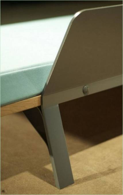 Kompositionsdetalje: metalskænk af træ daybed