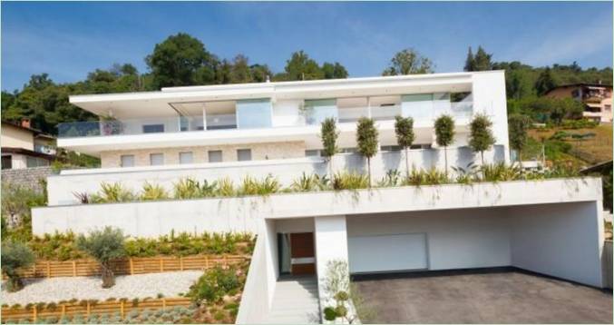 Det snehvide ydre og landskabspleje af en villa fra Fillip Architekten