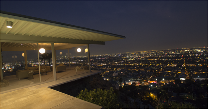 Et storslået natpanorama fra et moderne amerikansk hus