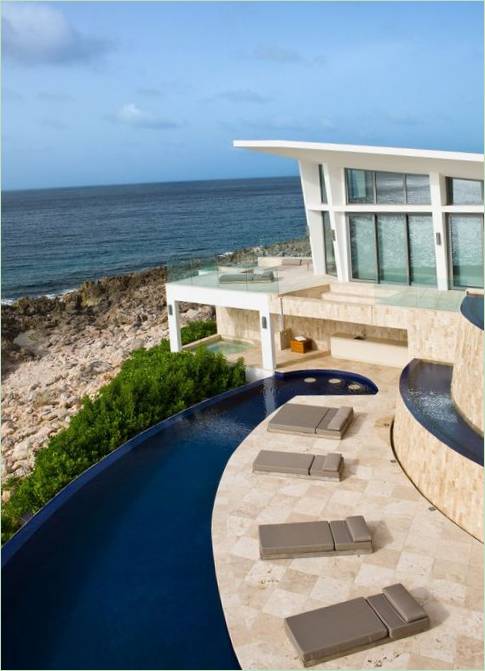 Terrasse ved poolen med panoramaudsigt over havet