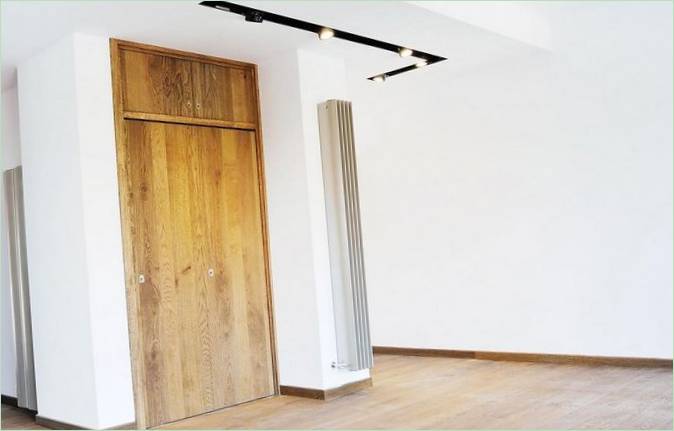 Lukket trægarderobe