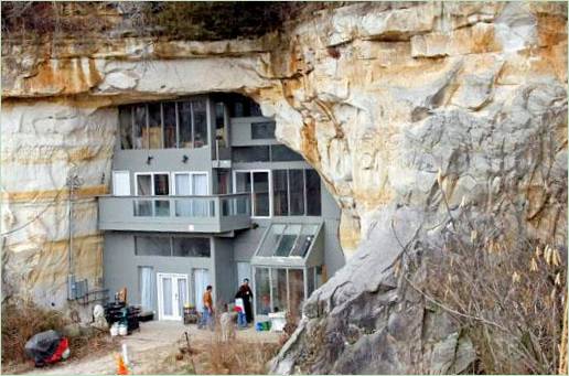 Et usædvanligt hus inde i en hule i USA