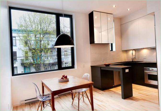 Spisebord med gennemsigtige designerstole