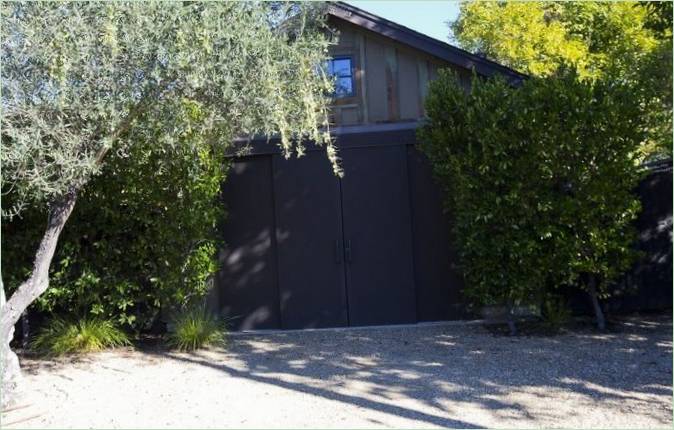 Garageporte af metal i et californisk inspireret hjem