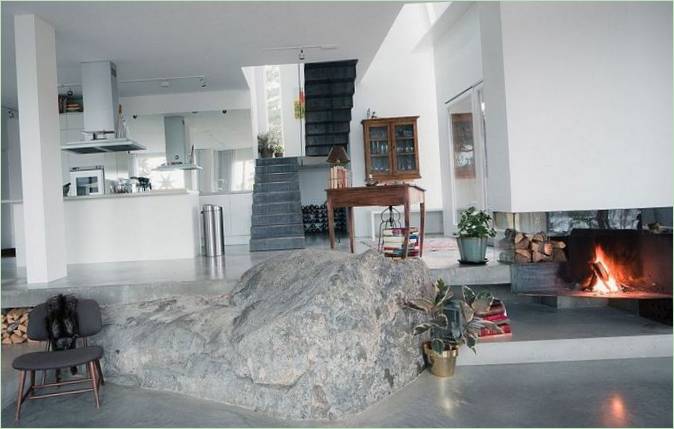 Køkkenområde og trappe til andet niveau