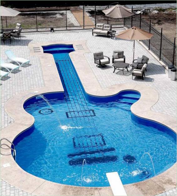 En pool kopi af et Les Paul Custom musikinstrument