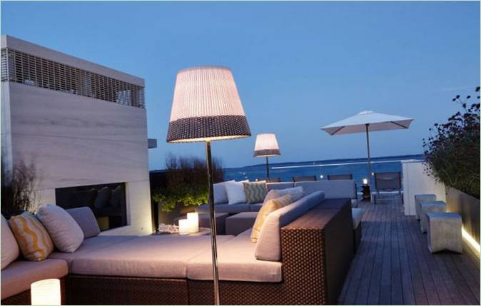 Åben terrasse i et moderne privat hjem