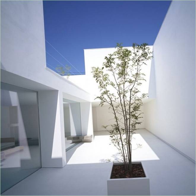 Gårdspladsen ved White Cave House