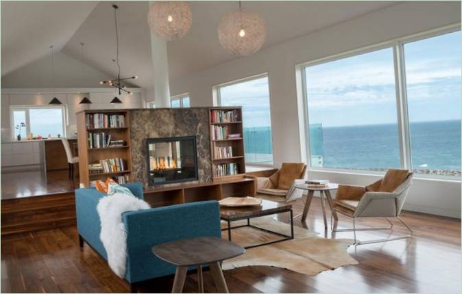 Opholdsstue med pejs i Harbour Heights-residensen, Inverness, Canada