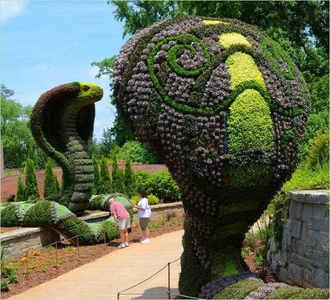 En skulptur af friske blomster i Atlanta Botanic Garden