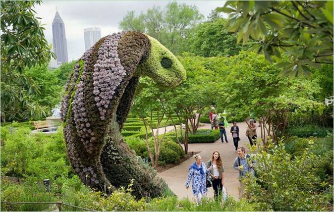 En skulptur af friske blomster i Atlanta Botanic Garden