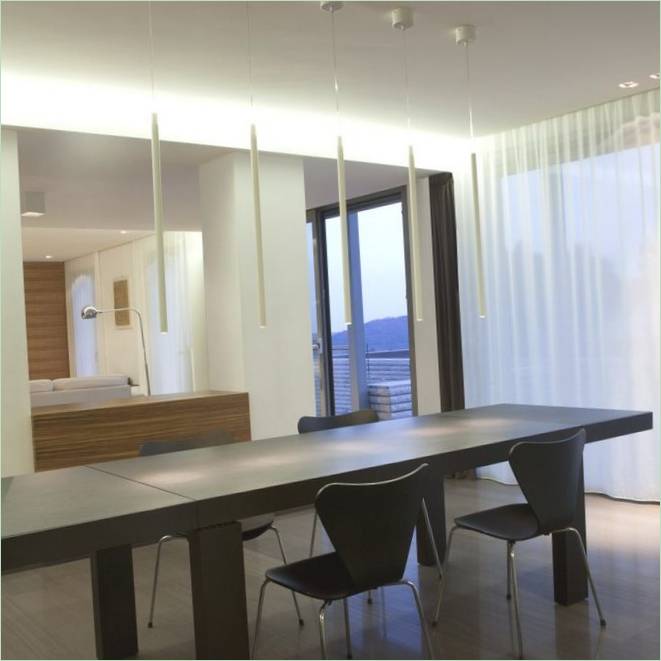 Pendelbelysning over et sort spisebord i Villa i Mendrisio, Schweiz