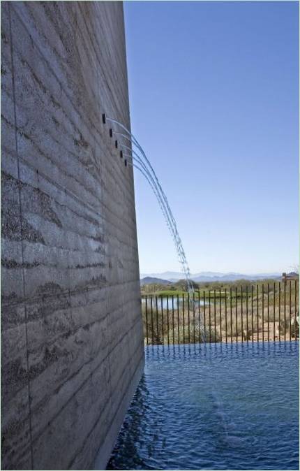 Swimmingpool med springvand på Desert Wing House