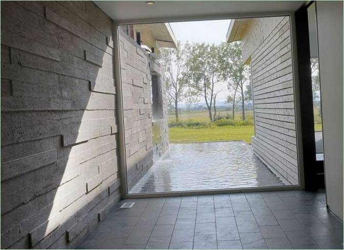 Lille dam foran huset