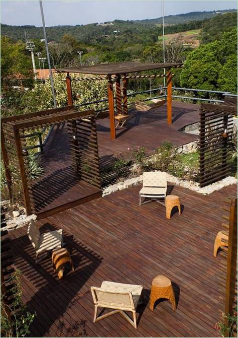 Stor terrasse med pergolaer