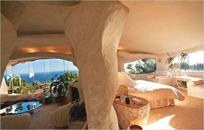 Smukt interiør af Flintstones hulehus i Malibu