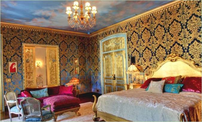 Et soveværelse i Enigma Mansion