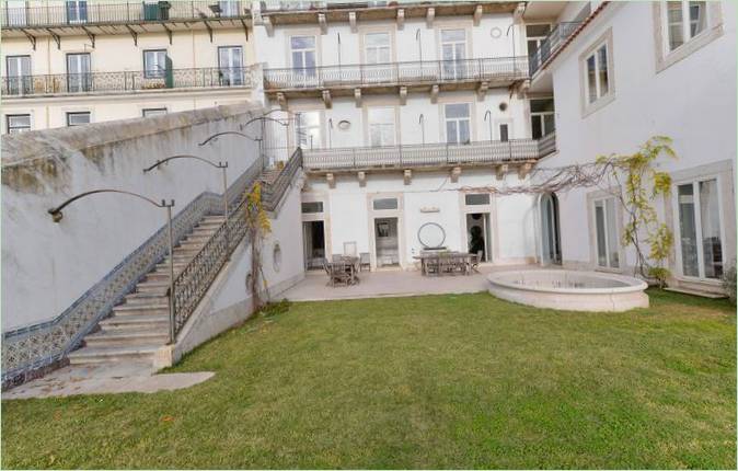 Gården i et gammelt hus i Lissabon