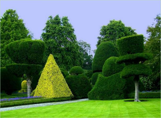 Blomsterskulpturer i Levenshall Garden