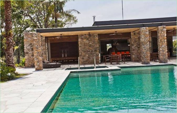 Swimmingpool foran huset