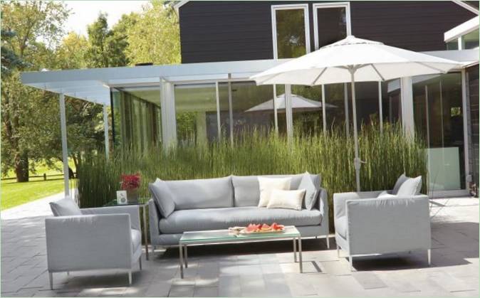 Moderne møbler med levende planter i baghaven i et moderne hjem Moderne møbler med levende planter i baghaven i et moderne hjem