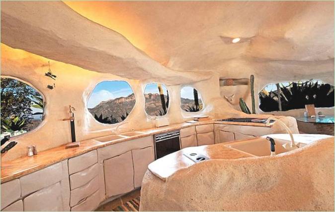 Køkkenområdet i Flintstones Cavern House i Malibu